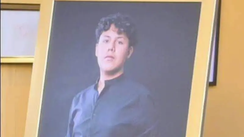 Se colocó en la entrada a la galería una fotografía del artista celayense.  